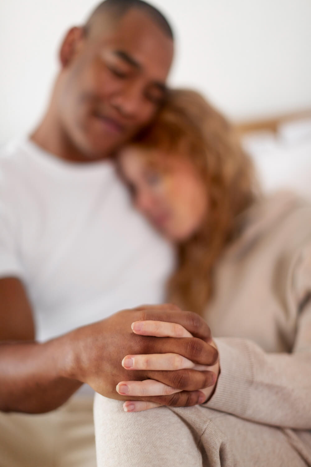 Young couple staying connected through SKIIN cardiac monitoring